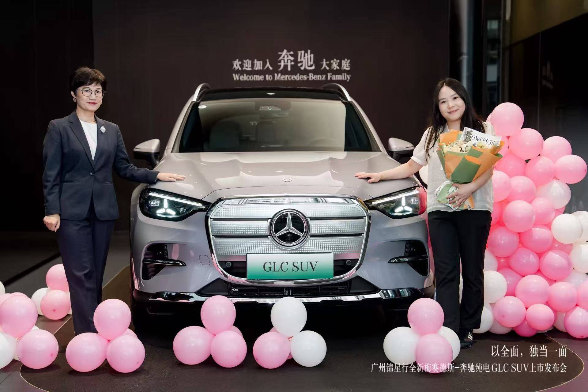奔驰纯电GLC内饰巨幕屏