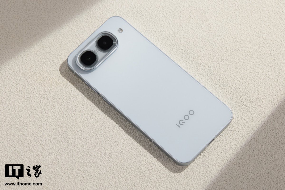 iQOO Neo11至尊版与充电套装