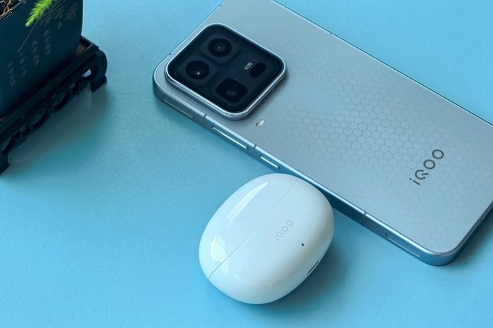iQOO TWS 5e 电光白真机图