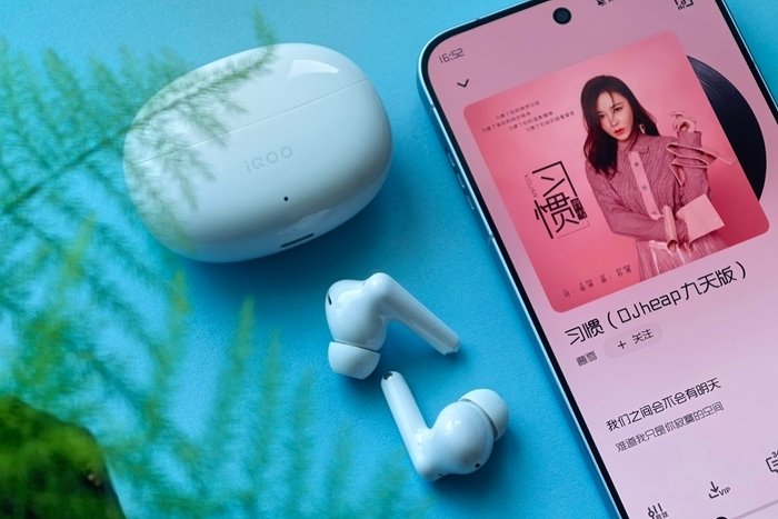 iQOO TWS 5e 电光白真机图