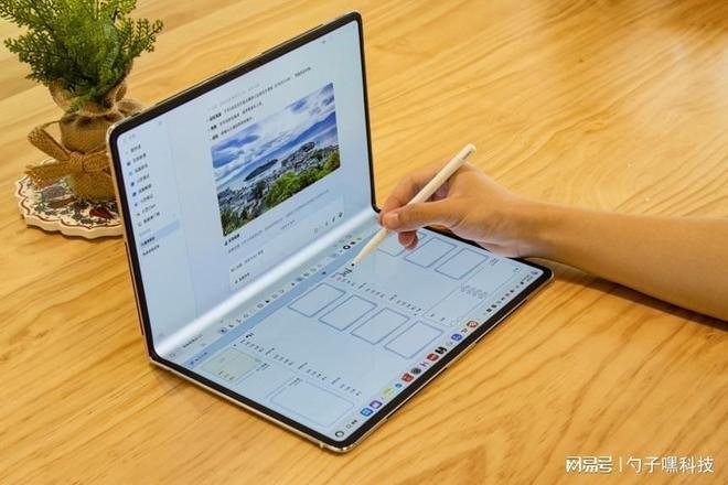 MateBook Fold铰链细节