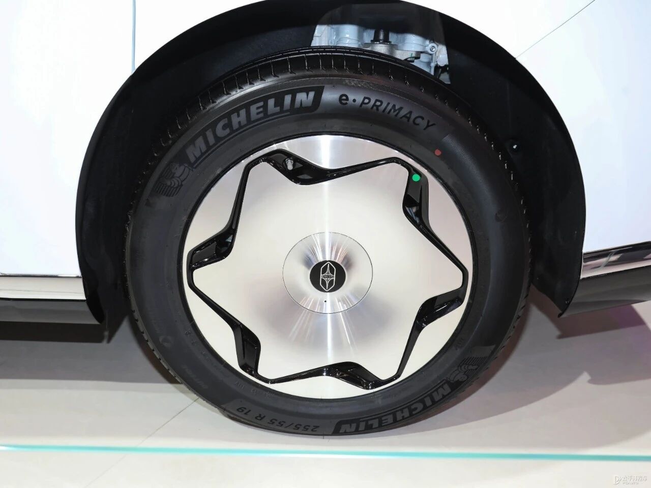 享界V8尾部灯组
